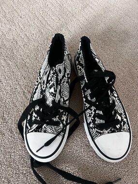 Black & White Snake Print Canvas Sneakers - Women's Casual Lace-Up